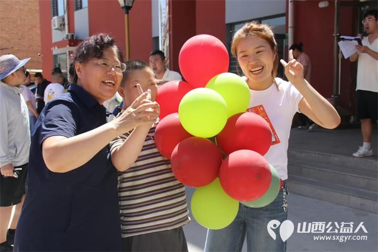 感谢抖音太原网红二黑小郝晨一家人走进太原市灵星社区康复中心开始关注心智障碍群体让更多的人来了解关注接纳孤独症群体 - 第1张 - 山西公益人 感谢抖音太原网红二黑小郝晨一家人走进太原市灵星社区康复中心开始关注心智障碍群体让更多的人来了解关注接纳孤独症群体 - 第1张
