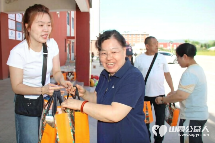 感谢抖音太原网红二黑小郝晨一家人走进太原市灵星社区康复中心开始关注心智障碍群体让更多的人来了解关注接纳孤独症群体 - 第3张 - 山西公益人 感谢抖音太原网红二黑小郝晨一家人走进太原市灵星社区康复中心开始关注心智障碍群体让更多的人来了解关注接纳孤独症群体 - 第3张