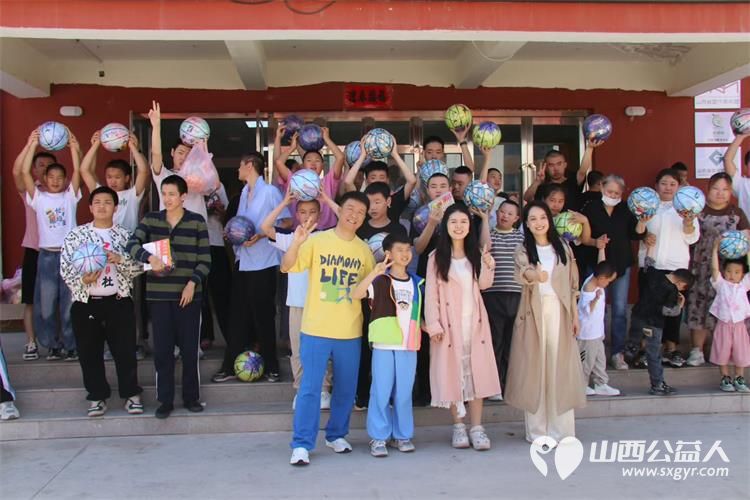 感谢太原网红吉他妈妈一家来到灵星社区康复中心给孤独症孩子们送来了六一礼物还和孩子们一起做游戏一起即兴表演 - 第1张 - 山西公益人 感谢太原网红吉他妈妈一家来到灵星社区康复中心给孤独症孩子们送来了六一礼物还和孩子们一起做游戏一起即兴表演 - 第1张