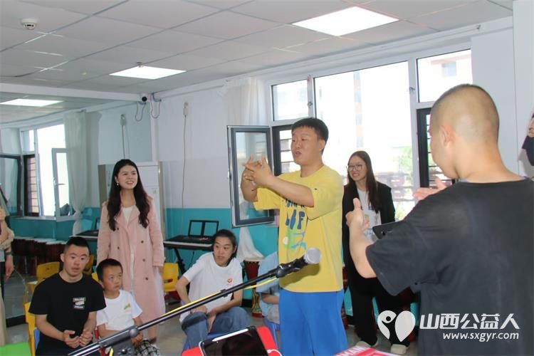 感谢太原网红吉他妈妈一家来到灵星社区康复中心给孤独症孩子们送来了六一礼物还和孩子们一起做游戏一起即兴表演 - 第7张 - 山西公益人 感谢太原网红吉他妈妈一家来到灵星社区康复中心给孤独症孩子们送来了六一礼物还和孩子们一起做游戏一起即兴表演 - 第7张