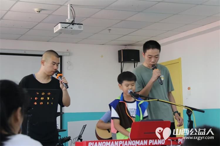 感谢太原网红吉他妈妈一家来到灵星社区康复中心给孤独症孩子们送来了六一礼物还和孩子们一起做游戏一起即兴表演 - 第6张 - 山西公益人 感谢太原网红吉他妈妈一家来到灵星社区康复中心给孤独症孩子们送来了六一礼物还和孩子们一起做游戏一起即兴表演 - 第6张