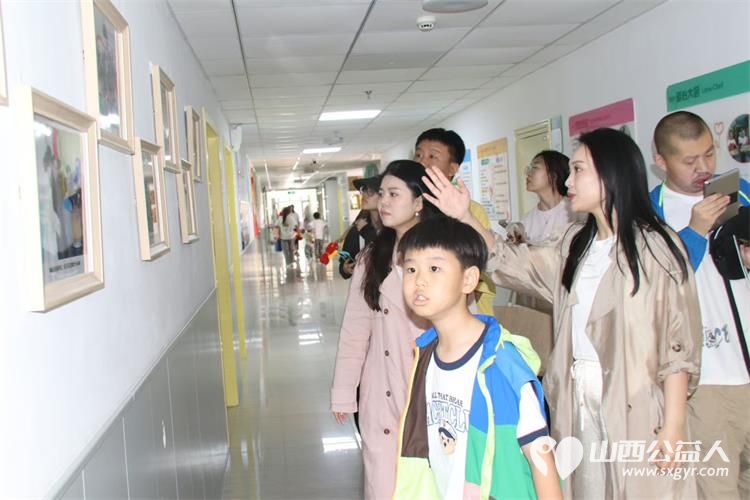 感谢太原网红吉他妈妈一家来到灵星社区康复中心给孤独症孩子们送来了六一礼物还和孩子们一起做游戏一起即兴表演 - 第5张 - 山西公益人 感谢太原网红吉他妈妈一家来到灵星社区康复中心给孤独症孩子们送来了六一礼物还和孩子们一起做游戏一起即兴表演 - 第5张