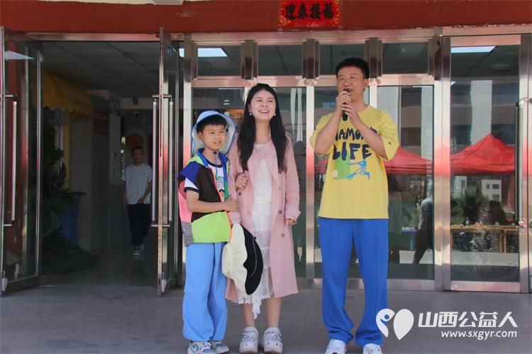 感谢太原网红吉他妈妈一家来到灵星社区康复中心给孤独症孩子们送来了六一礼物还和孩子们一起做游戏一起即兴表演 - 第2张 - 山西公益人 感谢太原网红吉他妈妈一家来到灵星社区康复中心给孤独症孩子们送来了六一礼物还和孩子们一起做游戏一起即兴表演 - 第2张