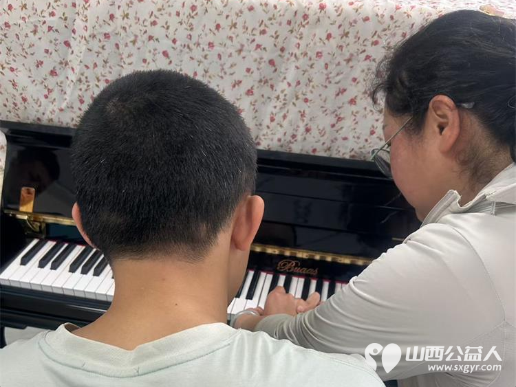 太原市薛小妹钢琴教育的老师们第四个月走进太原市灵星社区服务中心教孤独症孩子们学习钢琴让星娃也能学会钢琴 - 第9张 - 山西公益人 太原市薛小妹钢琴教育的老师们第四个月走进太原市灵星社区服务中心教孤独症孩子们学习钢琴让星娃也能学会钢琴 - 第9张