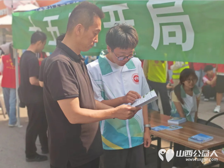 全面绿色转型.共建美丽中国 ¦晋中新青年高校志愿者联合服务中心开展六五环境日宣传活动让广大市民明晰环保法定责任树立依法保护环境的思想自觉 - 第3张 - 山西公益人 全面绿色转型.共建美丽中国 ¦晋中新青年高校志愿者联合服务中心开展六五环境日宣传活动让广大市民明晰环保法定责任树立依法保护环境的思想自觉 - 第3张