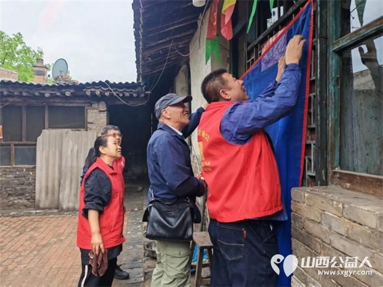 介休市敬老协会组织志愿者走进义安镇中堡村入户82岁田英老人家中为老人打扫室内外卫生理发洗漱剪指甲做饭包饺子 - 第13张