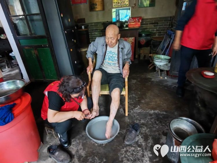 介休市敬老协会组织志愿者走进义安镇中堡村入户82岁田英老人家中为老人打扫室内外卫生理发洗漱剪指甲做饭包饺子 - 第9张