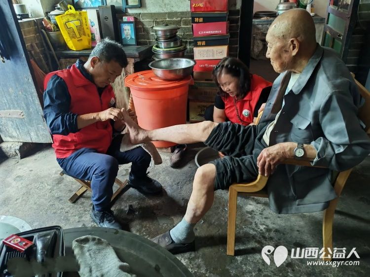 介休市敬老协会组织志愿者走进义安镇中堡村入户82岁田英老人家中为老人打扫室内外卫生理发洗漱剪指甲做饭包饺子 - 第10张