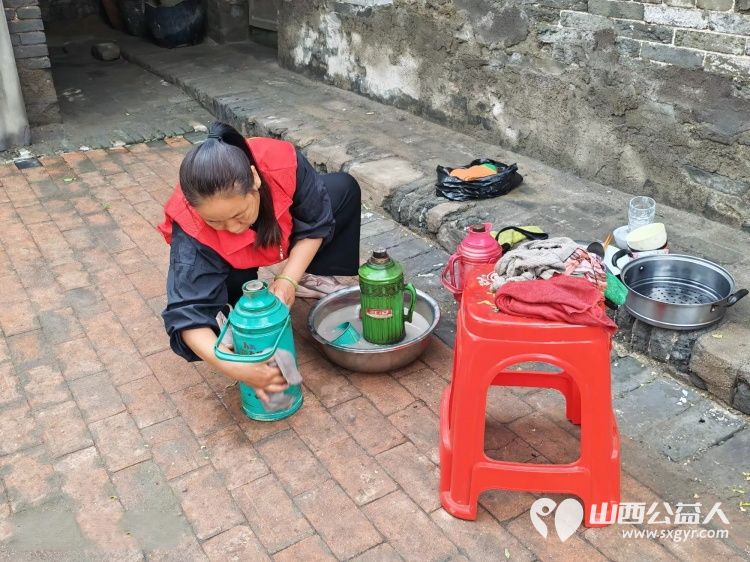 介休市敬老协会组织志愿者走进义安镇中堡村入户82岁田英老人家中为老人打扫室内外卫生理发洗漱剪指甲做饭包饺子 - 第3张