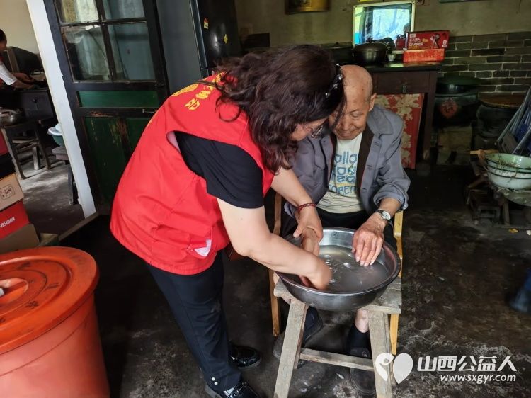 介休市敬老协会组织志愿者走进义安镇中堡村入户82岁田英老人家中为老人打扫室内外卫生理发洗漱剪指甲做饭包饺子 - 第6张