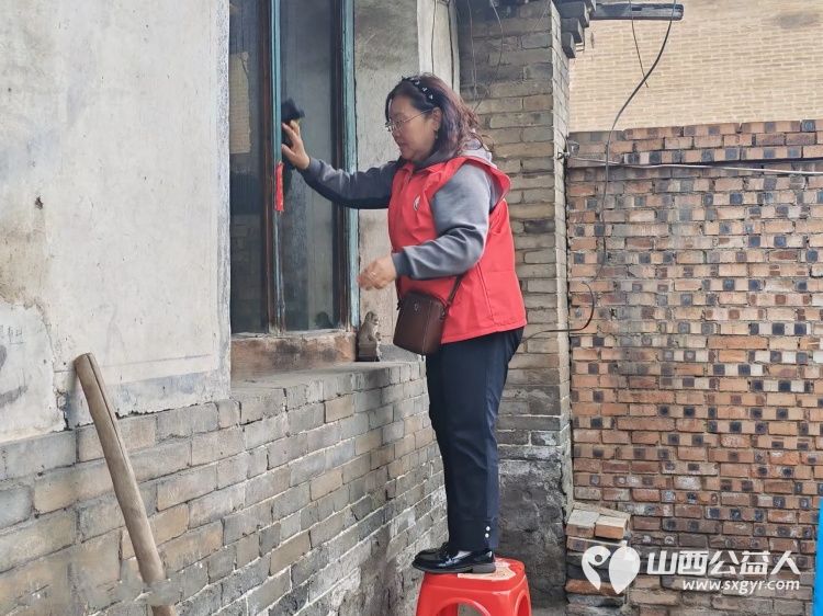 介休市敬老协会组织志愿者走进义安镇中堡村入户82岁田英老人家中为老人打扫室内外卫生理发洗漱剪指甲做饭包饺子 - 第17张