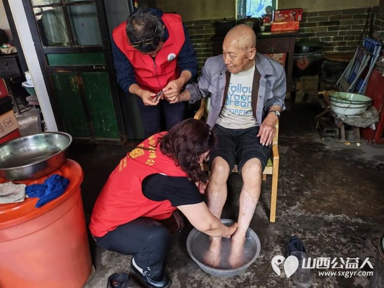 介休市敬老协会组织志愿者走进义安镇中堡村入户82岁田英老人家中为老人打扫室内外卫生理发洗漱剪指甲做饭包饺子 - 第7张