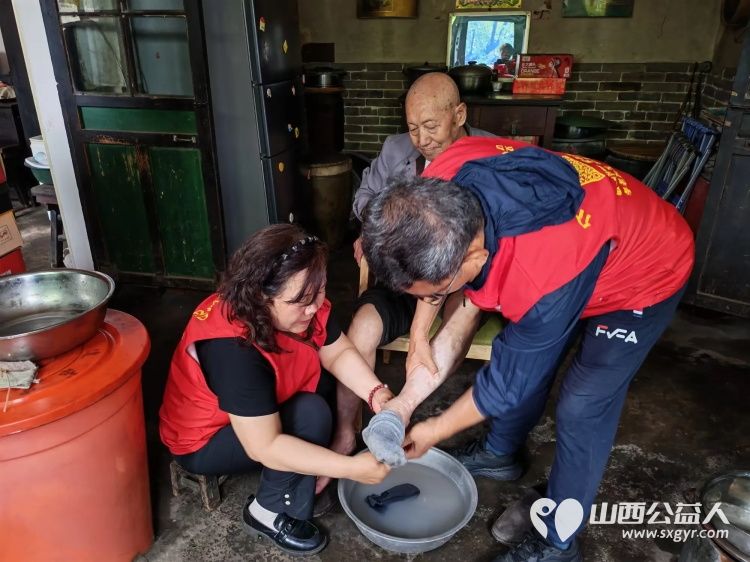 介休市敬老协会组织志愿者走进义安镇中堡村入户82岁田英老人家中为老人打扫室内外卫生理发洗漱剪指甲做饭包饺子 - 第8张