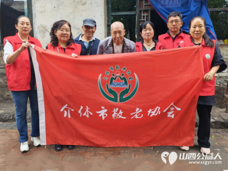 介休市敬老协会组织志愿者走进义安镇中堡村入户82岁田英老人家中为老人打扫室内外卫生理发洗漱剪指甲做饭包饺子 - 第1张