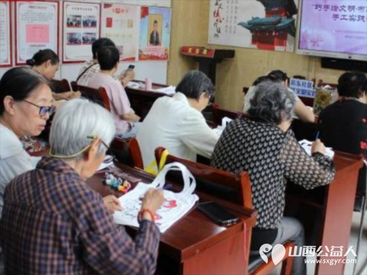 巧手绘文明布袋话安全----太原市平阳路街道滨东社区让中老年人把防骗和环保都带回家让文明新风吹进每一位居民心里 - 第2张