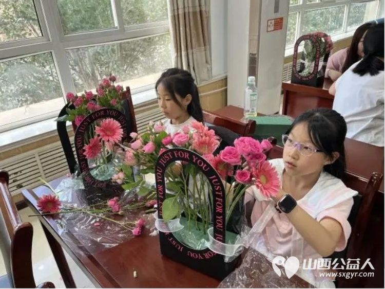 妙手拾花趣亲子悦时光----小店区平阳路街道滨东社区新时代文明实践站开展亲子插花体验活动辖区15组亲子家庭欢聚一堂以花为媒共度浪漫温馨的时光 - 第4张
