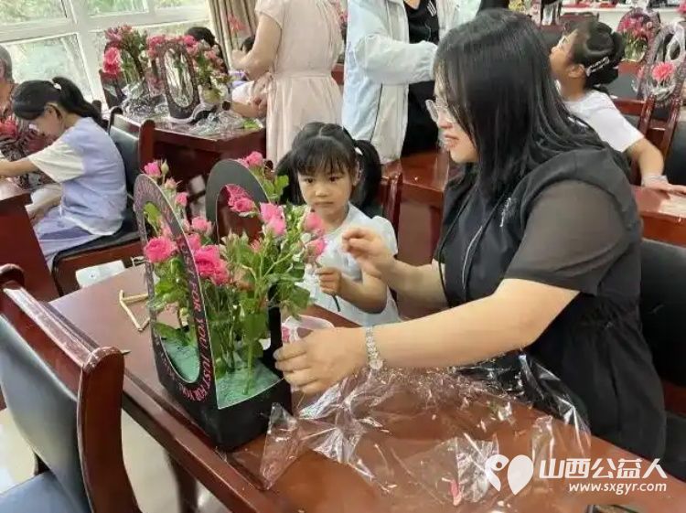 妙手拾花趣亲子悦时光----小店区平阳路街道滨东社区新时代文明实践站开展亲子插花体验活动辖区15组亲子家庭欢聚一堂以花为媒共度浪漫温馨的时光 - 第3张