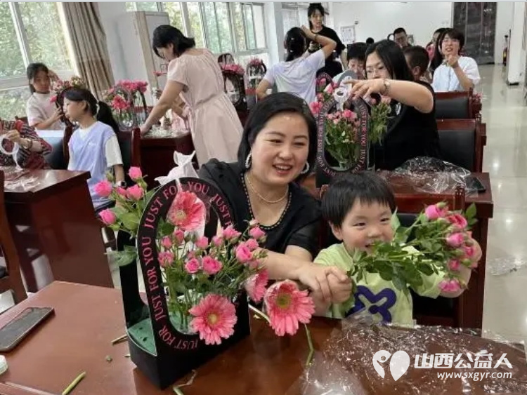 妙手拾花趣亲子悦时光----小店区平阳路街道滨东社区新时代文明实践站开展亲子插花体验活动辖区15组亲子家庭欢聚一堂以花为媒共度浪漫温馨的时光 - 第2张