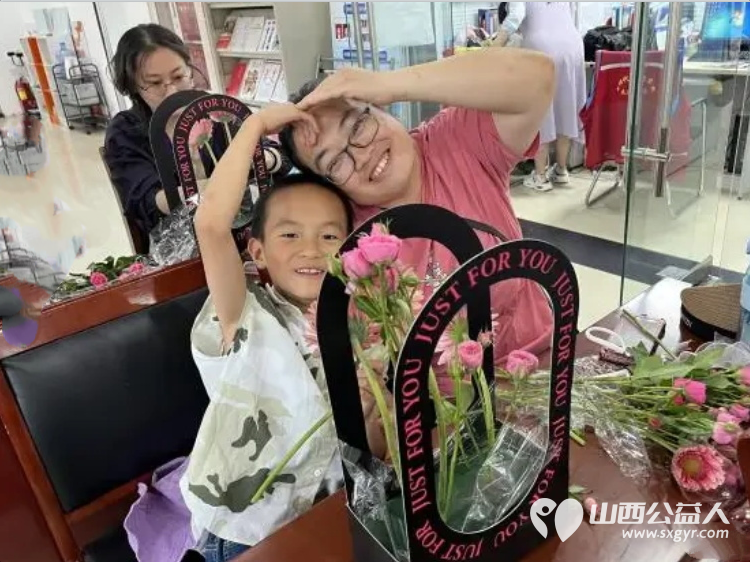 妙手拾花趣亲子悦时光----小店区平阳路街道滨东社区新时代文明实践站开展亲子插花体验活动辖区15组亲子家庭欢聚一堂以花为媒共度浪漫温馨的时光 - 第1张