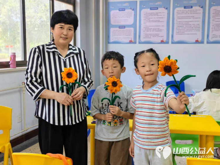 壹基金儿童服务站项目运城市相城社区儿童服务站举办 以花寄温情向阳赴新程 手工活动丰富辖区儿童课余文化生活助力少年儿童向阳而行逐光成长 - 第4张 - 山西公益人 壹基金儿童服务站项目运城市相城社区儿童服务站举办 以花寄温情向阳赴新程 手工活动丰富辖区儿童课余文化生活助力少年儿童向阳而行逐光成长 - 第4张