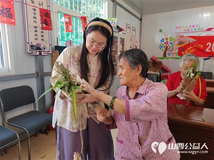 太原市尖草坪区新城街办东方社区举办束束艾草香悠悠端午情活动让居民沉浸式体验端午传统习俗 - 第3张