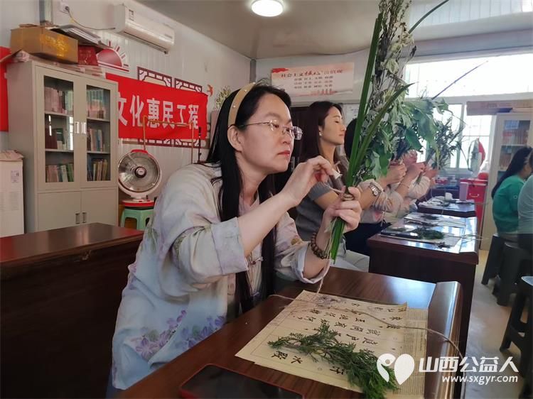 太原市尖草坪区新城街办东方社区举办束束艾草香悠悠端午情活动让居民沉浸式体验端午传统习俗 - 第2张