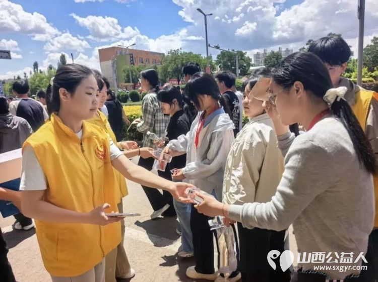 爱心送清凉助力高考路 河曲县委统战部、新联会、爱心商家志伟汽修携手爱华公益志愿者协会开展为期三天的高考爱心送水志愿服务活动温暖了每一位追梦人 - 第15张 - 山西公益人 爱心送清凉助力高考路 河曲县委统战部、新联会、爱心商家志伟汽修携手爱华公益志愿者协会开展为期三天的高考爱心送水志愿服务活动温暖了每一位追梦人 - 第15张