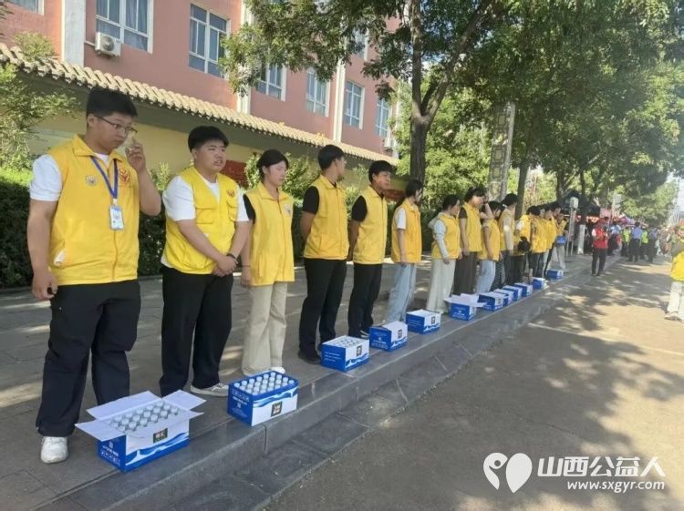 爱心送清凉助力高考路 河曲县委统战部、新联会、爱心商家志伟汽修携手爱华公益志愿者协会开展为期三天的高考爱心送水志愿服务活动温暖了每一位追梦人 - 第9张 - 山西公益人 爱心送清凉助力高考路 河曲县委统战部、新联会、爱心商家志伟汽修携手爱华公益志愿者协会开展为期三天的高考爱心送水志愿服务活动温暖了每一位追梦人 - 第9张