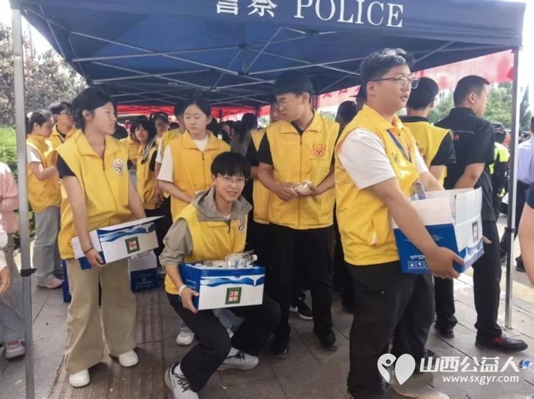 爱心送清凉助力高考路 河曲县委统战部、新联会、爱心商家志伟汽修携手爱华公益志愿者协会开展为期三天的高考爱心送水志愿服务活动温暖了每一位追梦人 - 第10张 - 山西公益人 爱心送清凉助力高考路 河曲县委统战部、新联会、爱心商家志伟汽修携手爱华公益志愿者协会开展为期三天的高考爱心送水志愿服务活动温暖了每一位追梦人 - 第10张
