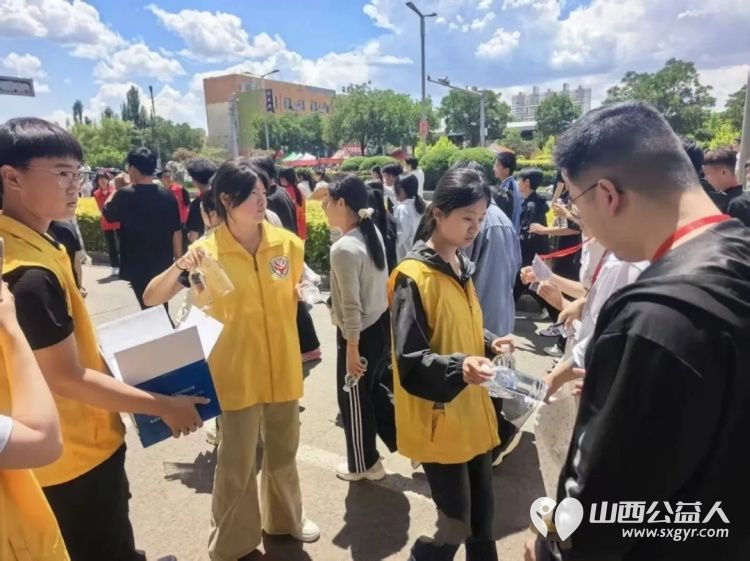 爱心送清凉助力高考路 河曲县委统战部、新联会、爱心商家志伟汽修携手爱华公益志愿者协会开展为期三天的高考爱心送水志愿服务活动温暖了每一位追梦人 - 第11张 - 山西公益人 爱心送清凉助力高考路 河曲县委统战部、新联会、爱心商家志伟汽修携手爱华公益志愿者协会开展为期三天的高考爱心送水志愿服务活动温暖了每一位追梦人 - 第11张