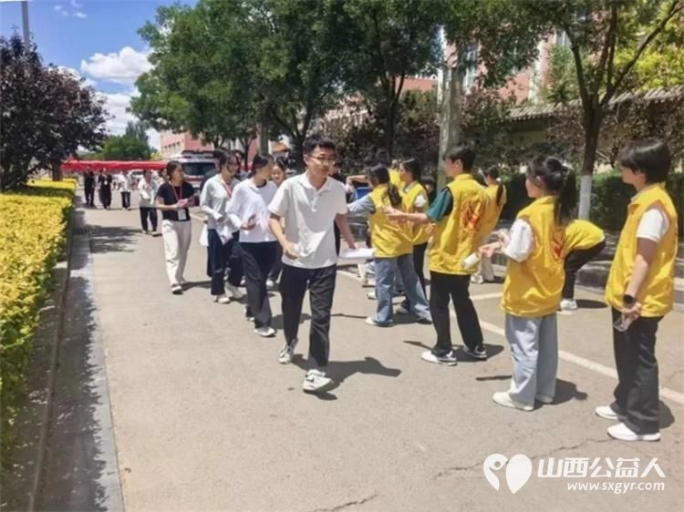 爱心送清凉助力高考路 河曲县委统战部、新联会、爱心商家志伟汽修携手爱华公益志愿者协会开展为期三天的高考爱心送水志愿服务活动温暖了每一位追梦人 - 第23张 - 山西公益人 爱心送清凉助力高考路 河曲县委统战部、新联会、爱心商家志伟汽修携手爱华公益志愿者协会开展为期三天的高考爱心送水志愿服务活动温暖了每一位追梦人 - 第23张