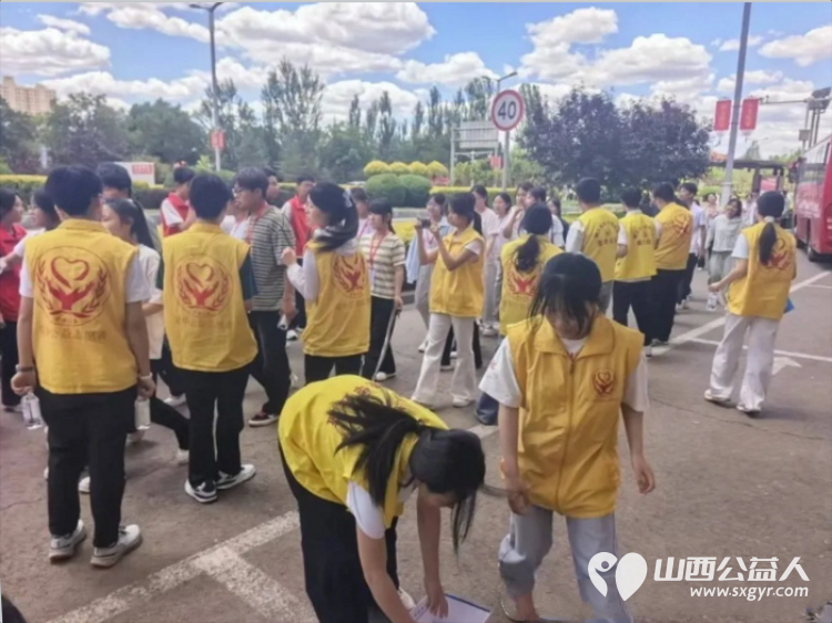 爱心送清凉助力高考路 河曲县委统战部、新联会、爱心商家志伟汽修携手爱华公益志愿者协会开展为期三天的高考爱心送水志愿服务活动温暖了每一位追梦人 - 第6张 - 山西公益人 爱心送清凉助力高考路 河曲县委统战部、新联会、爱心商家志伟汽修携手爱华公益志愿者协会开展为期三天的高考爱心送水志愿服务活动温暖了每一位追梦人 - 第6张