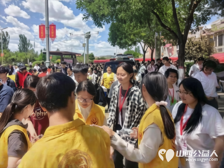 爱心送清凉助力高考路 河曲县委统战部、新联会、爱心商家志伟汽修携手爱华公益志愿者协会开展为期三天的高考爱心送水志愿服务活动温暖了每一位追梦人 - 第17张 - 山西公益人 爱心送清凉助力高考路 河曲县委统战部、新联会、爱心商家志伟汽修携手爱华公益志愿者协会开展为期三天的高考爱心送水志愿服务活动温暖了每一位追梦人 - 第17张