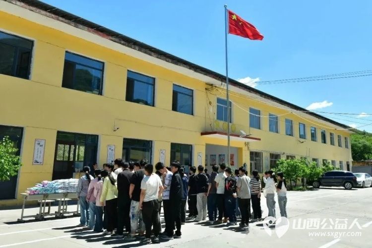 五台县志愿者协会携手太原一束光志愿者队伍走进陈家庄学校助学慰问情暖学子带来53套崭新的床上三件套还带来了一批体育器材 - 第2张