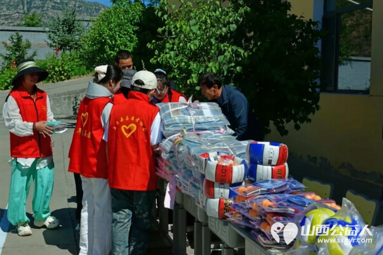 五台县志愿者协会携手太原一束光志愿者队伍走进陈家庄学校助学慰问情暖学子带来53套崭新的床上三件套还带来了一批体育器材 - 第4张