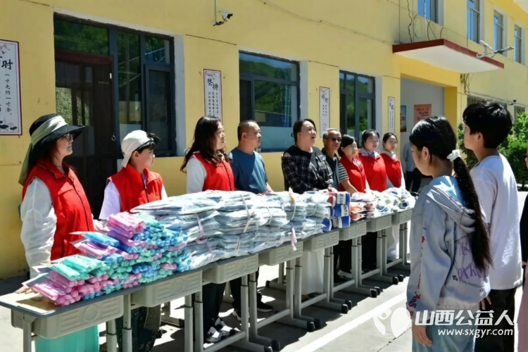 五台县志愿者协会携手太原一束光志愿者队伍走进陈家庄学校助学慰问情暖学子带来53套崭新的床上三件套还带来了一批体育器材 - 第3张