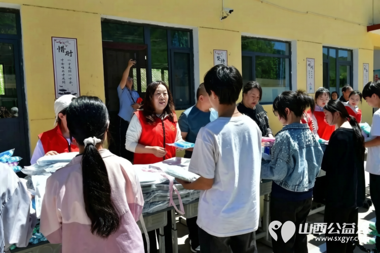 五台县志愿者协会携手太原一束光志愿者队伍走进陈家庄学校助学慰问情暖学子带来53套崭新的床上三件套还带来了一批体育器材 - 第7张
