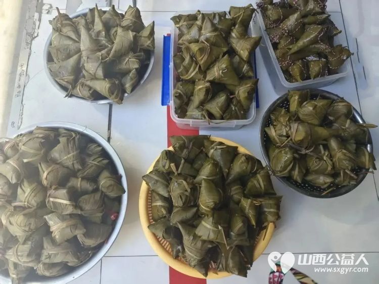 粽香传温情敬老暖人心----忻府区阳光爱心志愿者团队走进福寿康养老院开展端午慰问暖心活动将提前精心包制的粽子与爱心物资送至老人身边 - 第9张 - 山西公益人 粽香传温情敬老暖人心----忻府区阳光爱心志愿者团队走进福寿康养老院开展端午慰问暖心活动将提前精心包制的粽子与爱心物资送至老人身边 - 第9张
