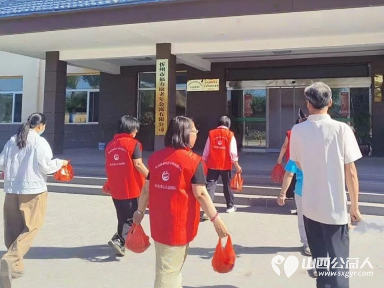 粽香传温情敬老暖人心----忻府区阳光爱心志愿者团队走进福寿康养老院开展端午慰问暖心活动将提前精心包制的粽子与爱心物资送至老人身边 - 第3张 - 山西公益人 粽香传温情敬老暖人心----忻府区阳光爱心志愿者团队走进福寿康养老院开展端午慰问暖心活动将提前精心包制的粽子与爱心物资送至老人身边 - 第3张