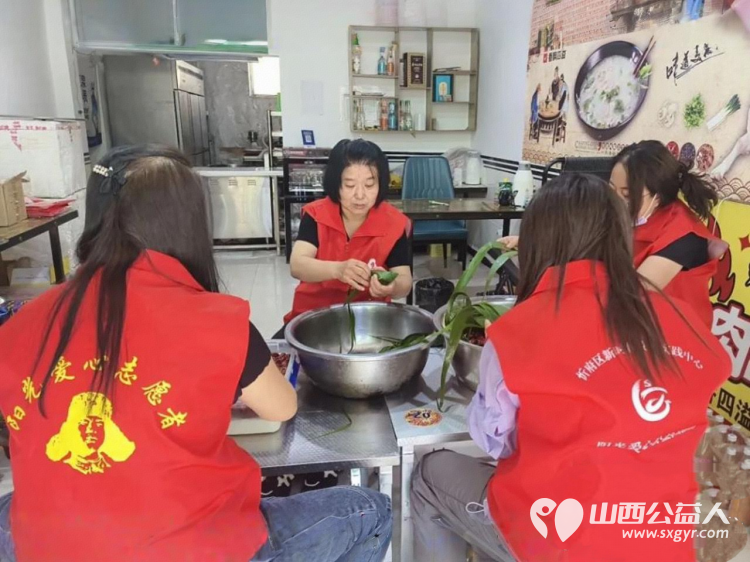 粽香传温情敬老暖人心----忻府区阳光爱心志愿者团队走进福寿康养老院开展端午慰问暖心活动将提前精心包制的粽子与爱心物资送至老人身边 - 第4张 - 山西公益人 粽香传温情敬老暖人心----忻府区阳光爱心志愿者团队走进福寿康养老院开展端午慰问暖心活动将提前精心包制的粽子与爱心物资送至老人身边 - 第4张