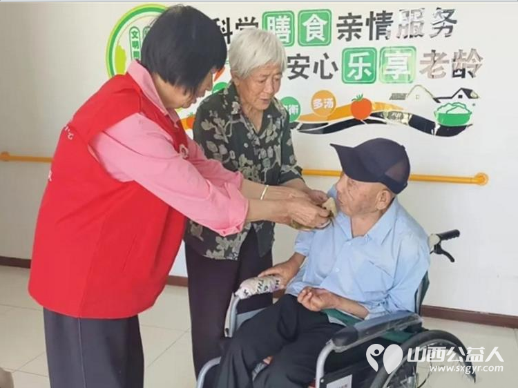 粽香传温情敬老暖人心----忻府区阳光爱心志愿者团队走进福寿康养老院开展端午慰问暖心活动将提前精心包制的粽子与爱心物资送至老人身边 - 第7张 - 山西公益人 粽香传温情敬老暖人心----忻府区阳光爱心志愿者团队走进福寿康养老院开展端午慰问暖心活动将提前精心包制的粽子与爱心物资送至老人身边 - 第7张