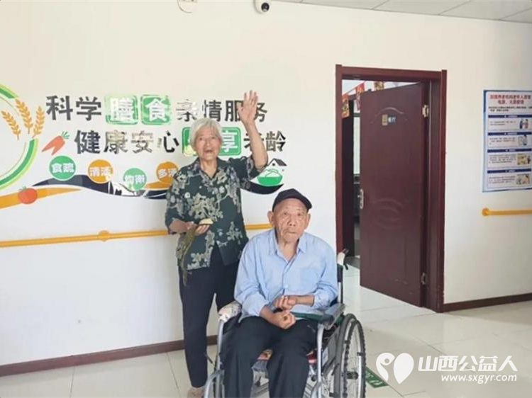 粽香传温情敬老暖人心----忻府区阳光爱心志愿者团队走进福寿康养老院开展端午慰问暖心活动将提前精心包制的粽子与爱心物资送至老人身边 - 第5张 - 山西公益人 粽香传温情敬老暖人心----忻府区阳光爱心志愿者团队走进福寿康养老院开展端午慰问暖心活动将提前精心包制的粽子与爱心物资送至老人身边 - 第5张