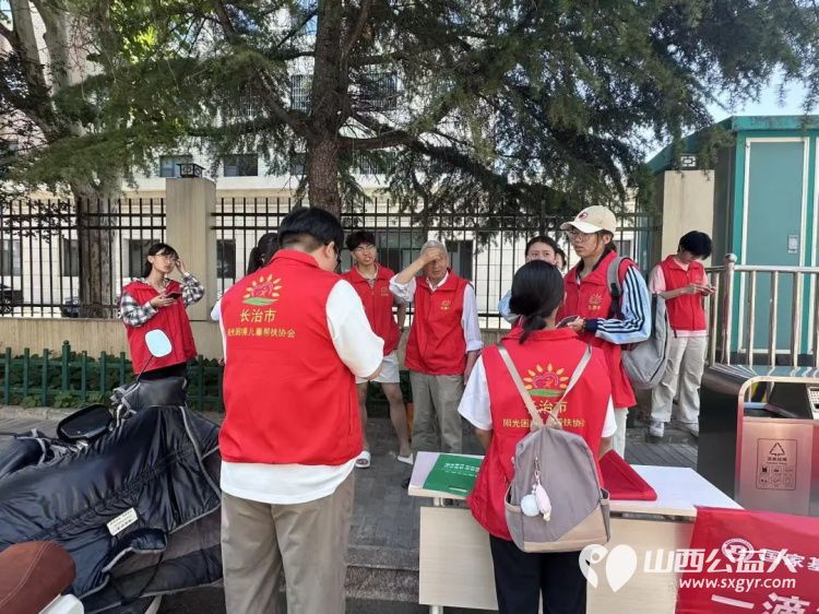 长治市阳光困境儿童帮扶协会无偿献血日来临之际宣传无偿献血走进长治园林东小区同时爱心义诊义务理发温暖居民心 - 第13张