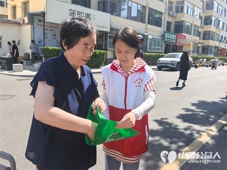 长治市阳光困境儿童帮扶协会无偿献血日来临之际宣传无偿献血走进长治园林东小区同时爱心义诊义务理发温暖居民心 - 第15张