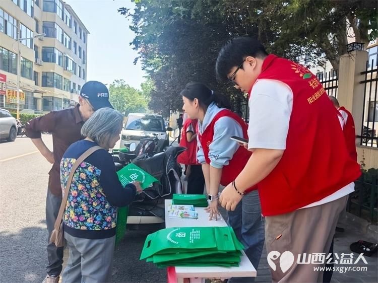 长治市阳光困境儿童帮扶协会无偿献血日来临之际宣传无偿献血走进长治园林东小区同时爱心义诊义务理发温暖居民心 - 第14张