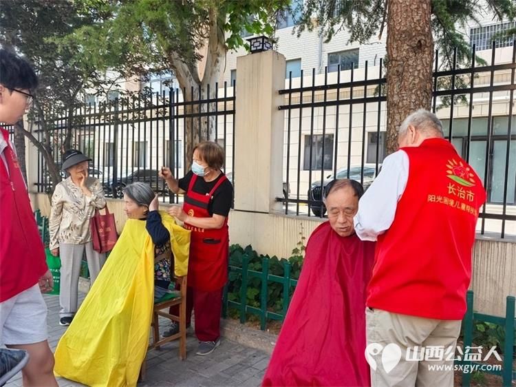 长治市阳光困境儿童帮扶协会无偿献血日来临之际宣传无偿献血走进长治园林东小区同时爱心义诊义务理发温暖居民心 - 第8张