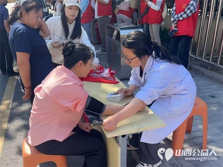 长治市阳光困境儿童帮扶协会无偿献血日来临之际宣传无偿献血走进长治园林东小区同时爱心义诊义务理发温暖居民心 - 第9张