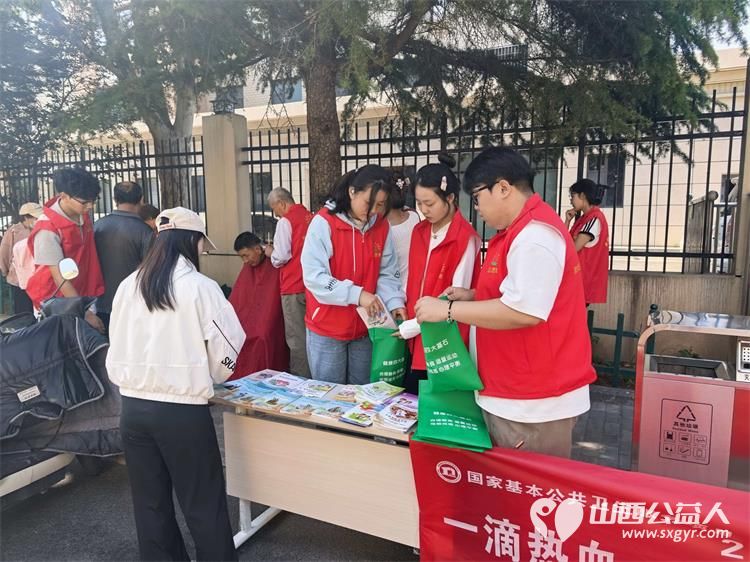 长治市阳光困境儿童帮扶协会无偿献血日来临之际宣传无偿献血走进长治园林东小区同时爱心义诊义务理发温暖居民心 - 第4张