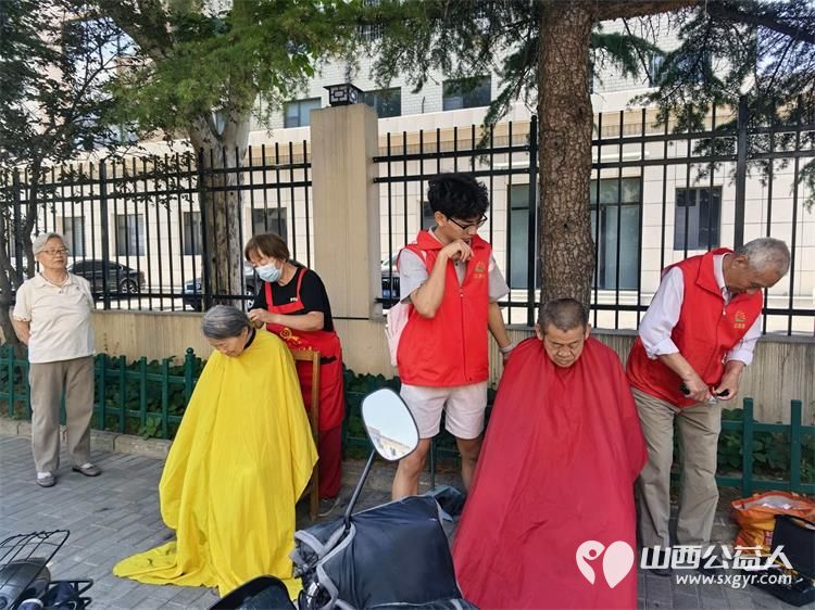 长治市阳光困境儿童帮扶协会无偿献血日来临之际宣传无偿献血走进长治园林东小区同时爱心义诊义务理发温暖居民心 - 第6张