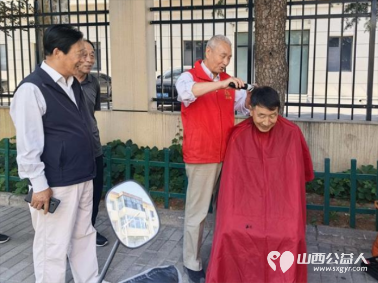 长治市阳光困境儿童帮扶协会无偿献血日来临之际宣传无偿献血走进长治园林东小区同时爱心义诊义务理发温暖居民心 - 第5张